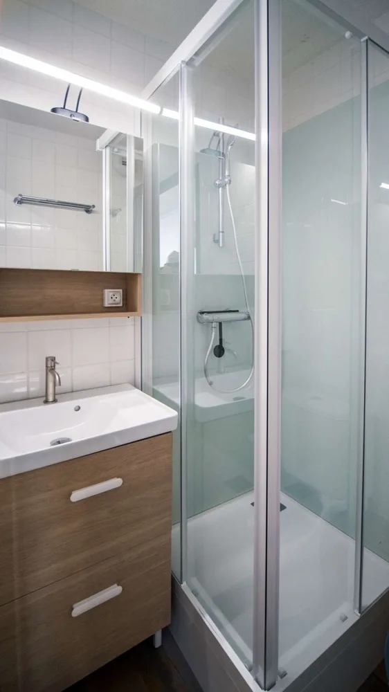 Renovirana kupaonica s tušem, studio Vanoise 563