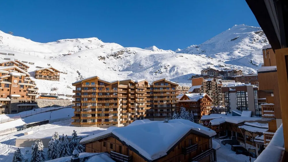 Pogled s balkona na skijaške staze Plein Sud u Val Thorensu