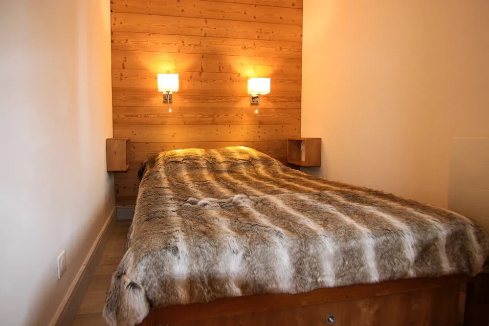 Spavaća soba s bračnim krevetom (140 x 190 cm) u apartmanu Zénith 27, Val Thorens