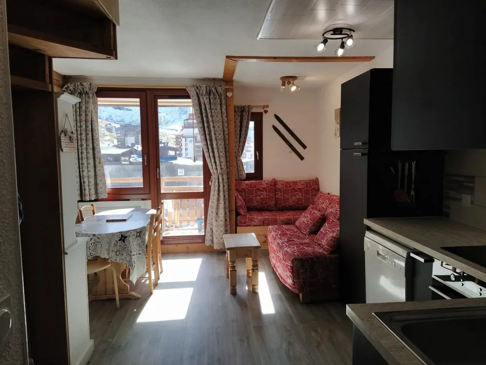Svijetli dnevni boravak s kuhinjom i izlazom na balkon, apartman Zénith 72 u Val Thorensu