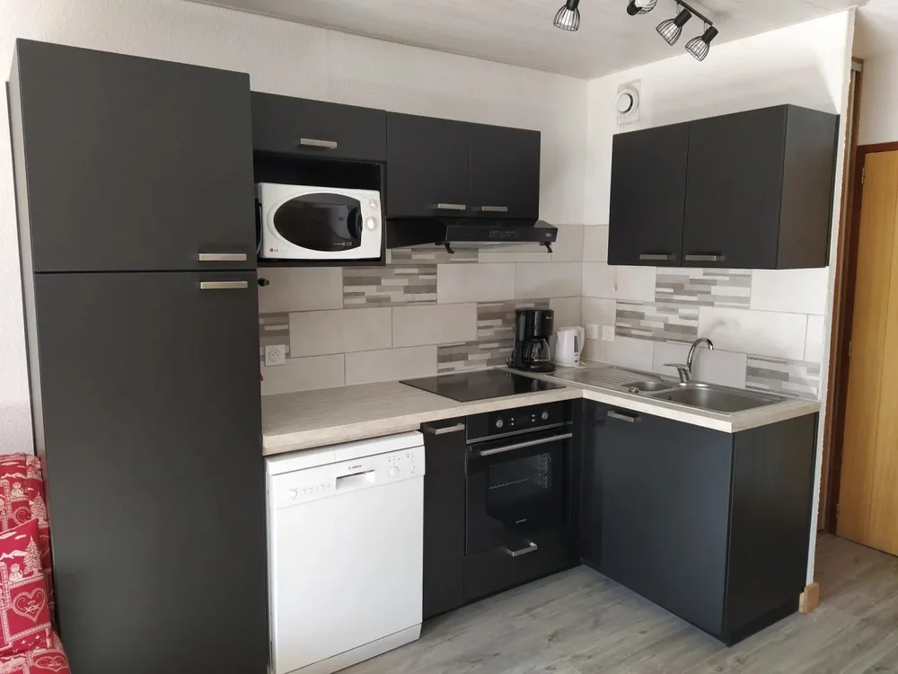 Moderna kuhinja s pećnicom, pločom za kuhanje i perilicom posuđa, apartman Zénith 72