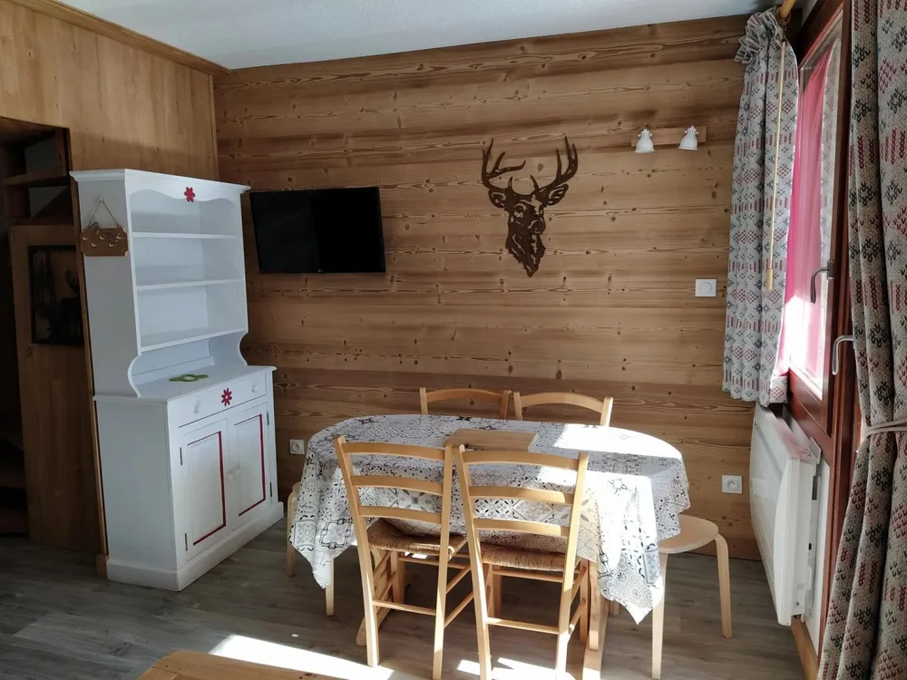 Blagovaonski kutak s TV-om u apartmanu Zénith 72, Val Thorens