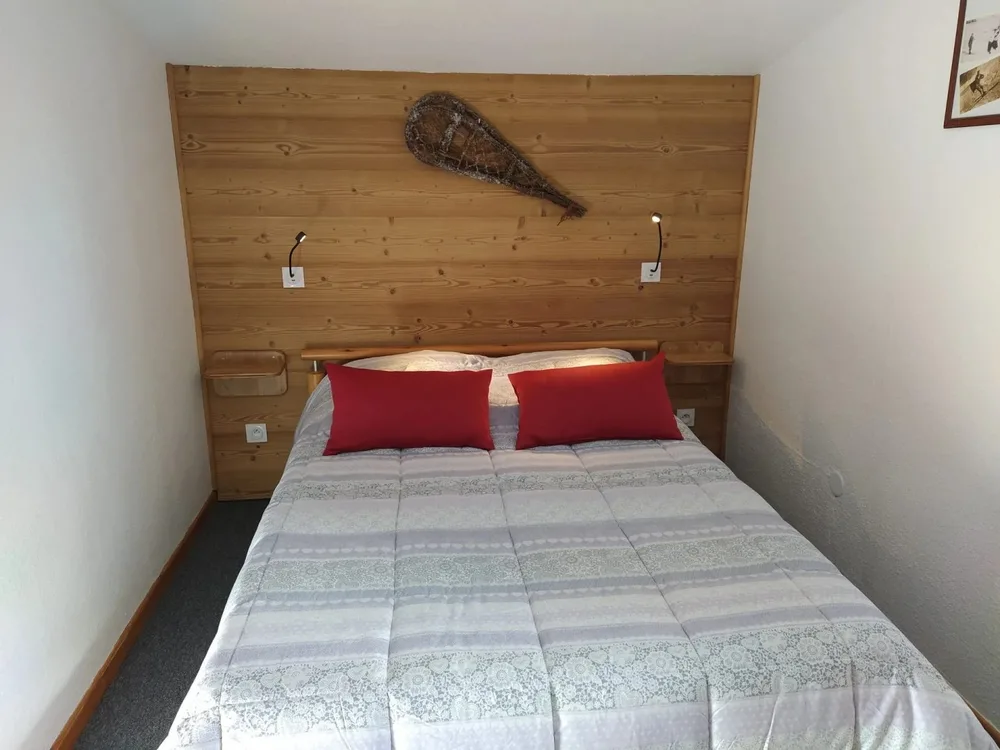 Spavaća soba s bračnim krevetom u apartmanu Zénith 72, Val Thorens