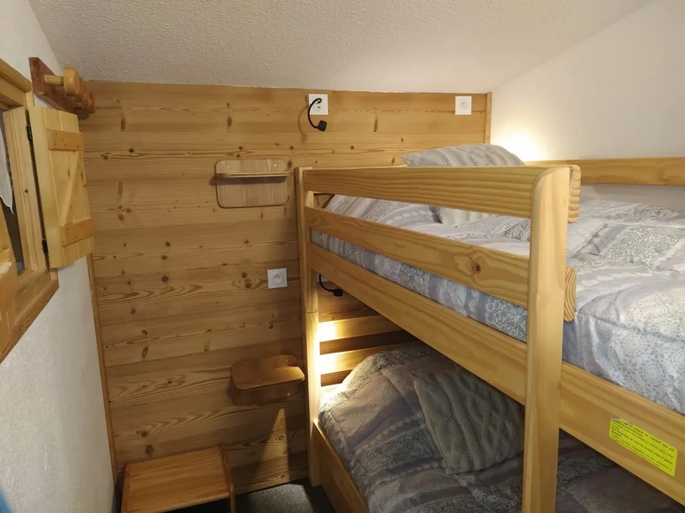 Spavaća soba s krevetom na kat u apartmanu Zénith 72, Val Thorens