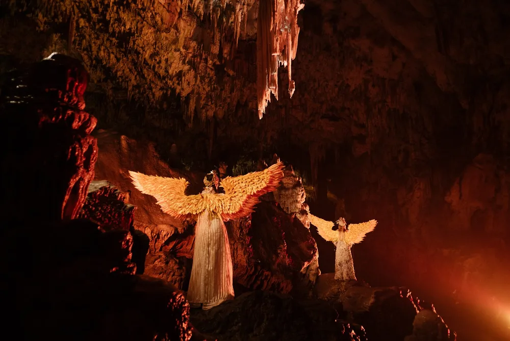 Anđeli među sigama u predstavi Žive jaslice u Postojnskoj jami. Foto: Žiga Intihar / Postojnska jama d.d.