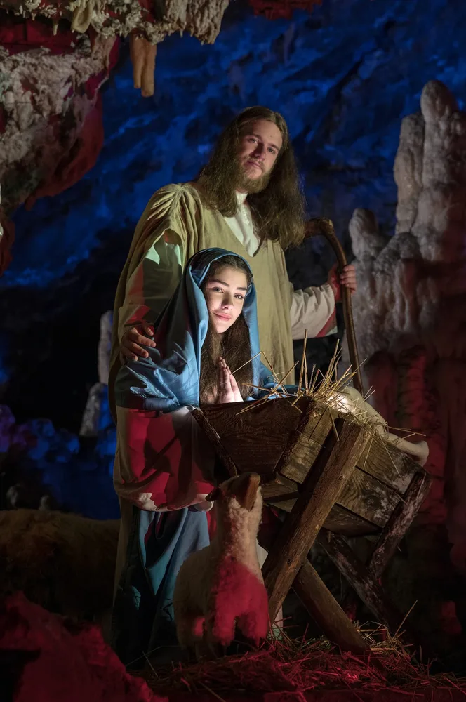 Marija i Josip s djetetom Isusom u jaslicama, prizor iz predstave Žive jaslice u Postojnskoj jami. Foto: Ciril Jazbec / Postojnska jama d.d.